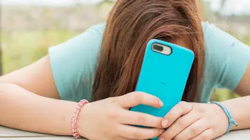 Una joven con el teléfono móvil Una joven con el teléfono móvil