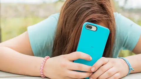 Una joven con el teléfono móvil Una joven con el teléfono móvil