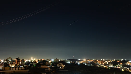 Misiles iraníes sobrevuelan Israel, vistos desde Hebrón, en la Cisjordania ocupada por Israel Misiles iraníes sobrevuelan Israel, vistos desde Hebrón, en la Cisjordania ocupada por Israel