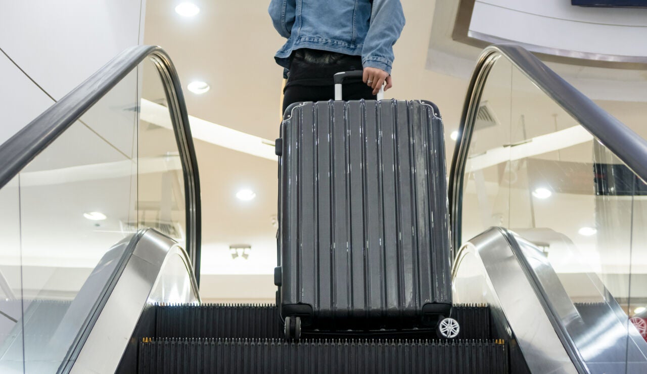 Maleta en las escaleras del aeropuerto