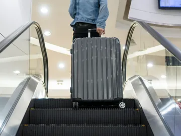 Maleta en las escaleras del aeropuerto Maleta en las escaleras del aeropuerto