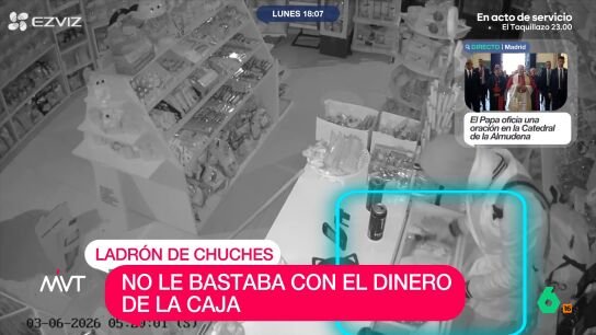 El ladr&oacute;n se tom&oacute; con calma el robo ya que estuvo casi 30 minutos en la tienda. Para entrar, rompi&oacute; el cristal con una piedra. Adem&aacute;s, durante el suceso se cort&oacute; ya que en el establecimiento hab&iacute;a restos de sangre. 