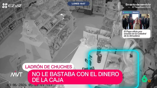 Un ladrón entra a robar en una tienda de chuches de Pontevedra y se lleva la caja, chocolatinas y una bebida energética El ladrón se tomó con calma el robo ya que estuvo casi 30 minutos en la tienda. Para entrar, rompió el cristal con una piedra. Además, durante el suceso se cortó ya que en el establecimiento había restos de sangre.