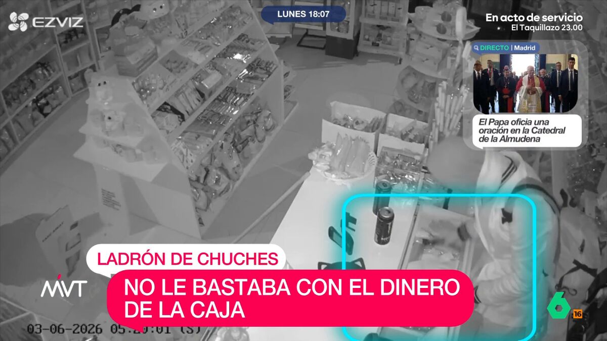 Un ladrón entra a robar en una tienda de chuches d
