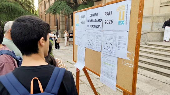 Los estudiantes se preparan para comenzar el examen de la PAU en el Centro Universitario de Plasencia de la UEX en Plasencia (Cáceres) Los estudiantes se preparan para comenzar el examen de la PAU en el Centro Universitario de Plasencia de la UEX en Plasencia (Cáceres)