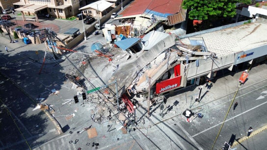 Vista a&eacute;rea de un edificio derrumbado tras el terremoto de magnitud 7,8 en Filipinas
