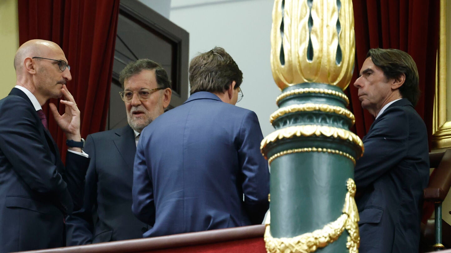 Mariano Rajoy, José María Aznar y José Luis Martínez-Almeida (de espaldas), en el Congreso de los Diputados