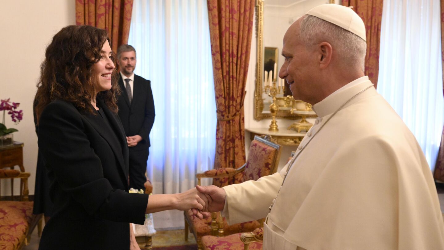  Ayuso se reúne en la Nunciatura con el papa León XIV.