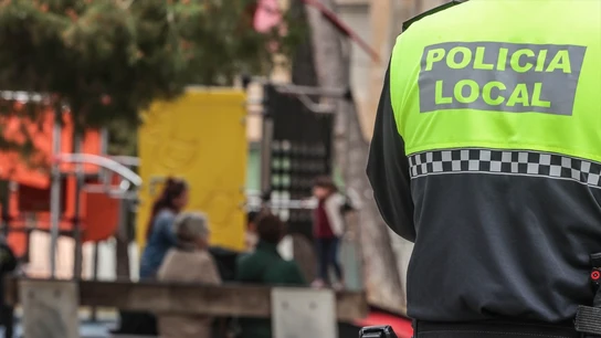 Un perro ataca a cuatro personas en Elda (Alicante): arranca parte de la oreja a una mujer y causa heridas a un niño Un perro ataca a cuatro personas en Elda (Alicante): arranca parte de la oreja a una mujer y causa heridas a un niño