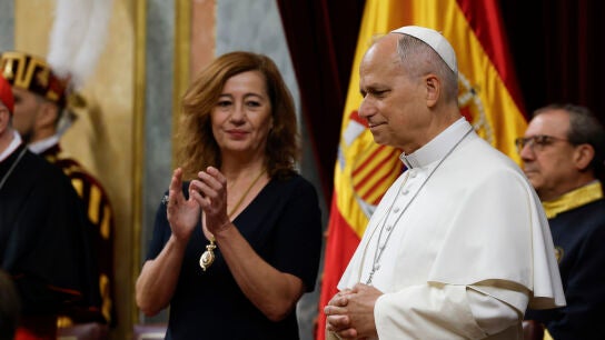 El papa Le&oacute;n XIV, en el Congreso de los Diputados junto a Francina Armengol