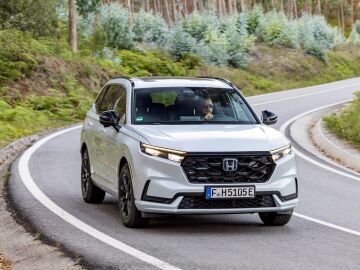 Le sale al Toyota RAV4 rival, japon&eacute;s con motor h&iacute;brido enchufable y en una nueva versi&oacute;n m&aacute;s barata