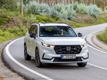 Le sale al Toyota RAV4 rival, japonés con motor híbrido enchufable y en una nueva versión más barata Le sale al Toyota RAV4 rival, japonés con motor híbrido enchufable y en una nueva versión más barata