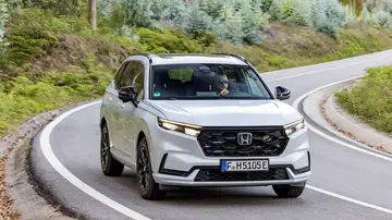 Le sale al Toyota RAV4 rival, japonés con motor híbrido enchufable y en una nueva versión más barata Le sale al Toyota RAV4 rival, japonés con motor híbrido enchufable y en una nueva versión más barata