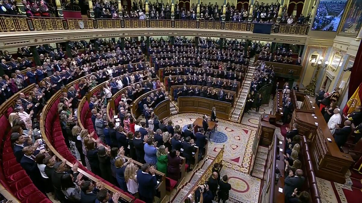 El aplauso del Congreso a León XIV: es la primera vez que un