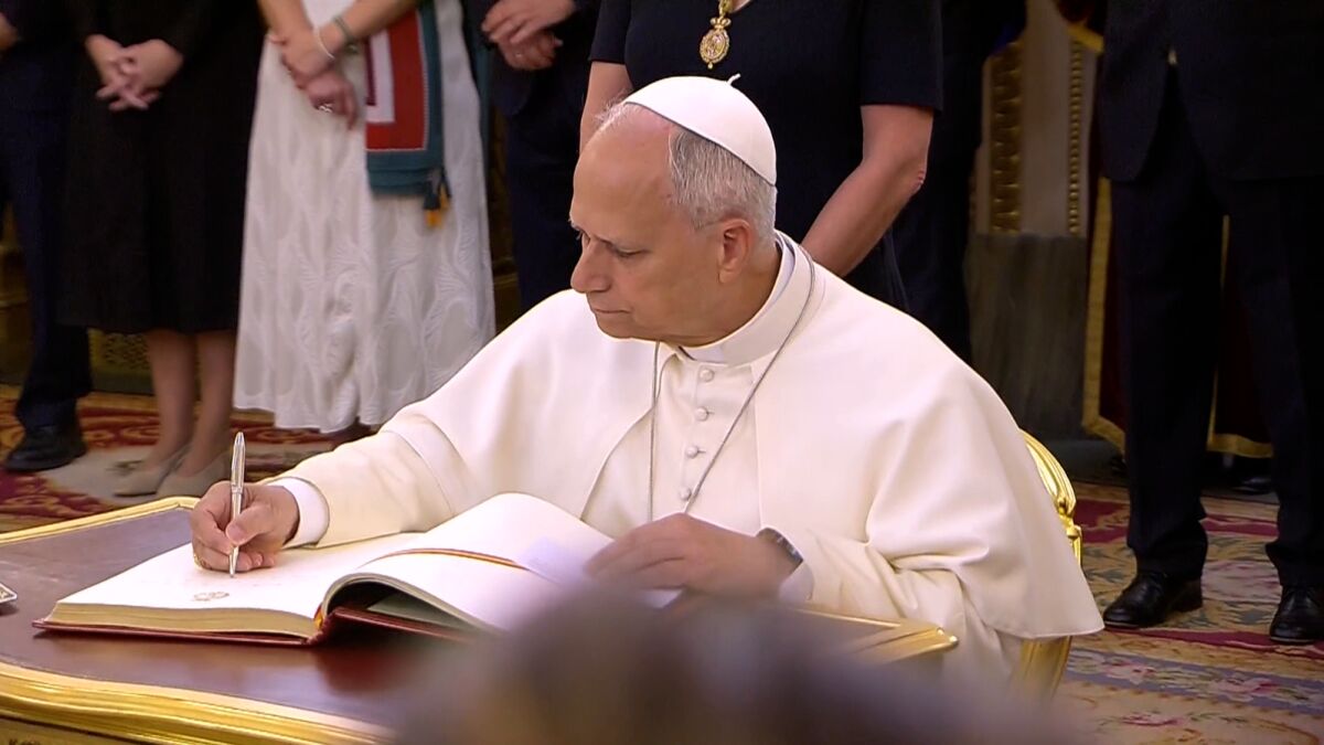 El papa León XIV firma en el libro de honor del Congreso: "Q