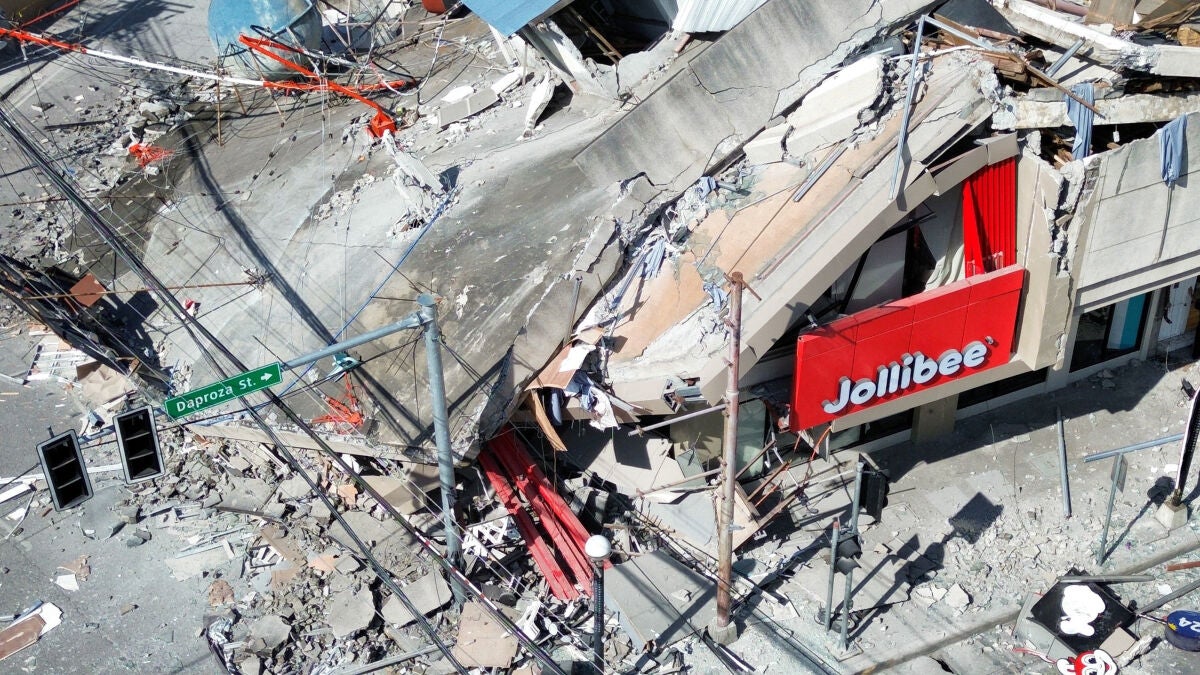 Un terremoto de magnitud 7,8 golpea el sur de Filipinas y pr
