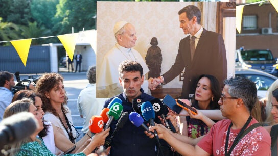 El activista contra los abusos en la Iglesia, Miguel Hurtado, ofrece declaraciones a la prensa durante un acto de denuncia organizado por Reparaci&oacute;n Integral YA, frente a la Nunciatura Apost&oacute;lica, a 8 de junio de 2026, en Madrid (Espa&ntilde;a).