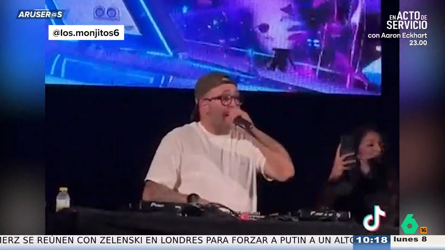Kiko Rivera explota contra un 'hater' en pleno show: "La cantante es mi madre, tienes que saber dónde vienes" Kiko Rivera explota contra un 'hater' en pleno show: "La cantante es mi madre, tienes que saber dónde vienes"