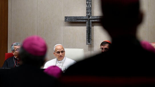 El papa Le&oacute;n XIV, el Presidente de la Conferencia Episcopal Luis Arg&uuml;ello y el Cardenal Arzobispo de Madrid, Jos&eacute; Cobo, en las oficinas de la Conferencia Episcopal, durante el viaje apost&oacute;lico del papa en Madrid