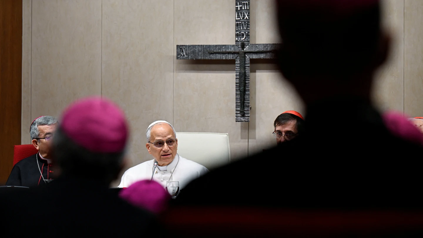 El papa León XIV, el Presidente de la Conferencia Episcopal Luis Argüello y el Cardenal Arzobispo de Madrid, José Cobo, en las oficinas de la Conferencia Episcopal, durante el viaje apostólico del papa en Madrid El papa León XIV, el Presidente de la Conferencia Episcopal Luis Argüello y el Cardenal Arzobispo de Madrid, José Cobo, en las oficinas de la Conferencia Episcopal, durante el viaje apostólico del papa en Madrid