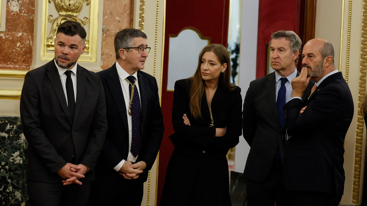 El presidente del Senado, Pedro Rollán, junto al líder del PP, Alberto Núñez Feijóo, la portavoz popular Ester Muñoz, y los portavoces parlamentarios del PSOE, Patxi López, y de ERC, Gabriel Rufián El presidente del Senado, Pedro Rollán, junto al líder del PP, Alberto Núñez Feijóo, la portavoz popular Ester Muñoz, y los portavoces parlamentarios del PSOE, Patxi López, y de ERC, Gabriel Rufián