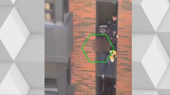 La Ertzaintza salva la vida de una joven que amenazaba con arrojarse al vacío en Bilbao: "Hubo un momento en que pensábamos que igual no la sacábamos" La Ertzaintza salva la vida de una joven que amenazaba con arrojarse al vacío en Bilbao: "Hubo un momento en que pensábamos que igual no la sacábamos"