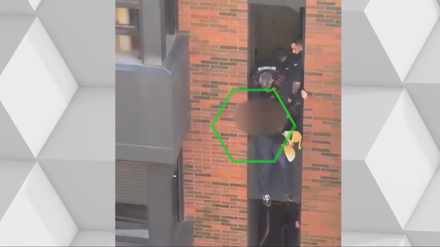 La Ertzaintza salva la vida de una joven que amenazaba con arrojarse al vacío en Bilbao: "Hubo un momento en que pensábamos que igual no la sacábamos" La Ertzaintza salva la vida de una joven que amenazaba con arrojarse al vacío en Bilbao: "Hubo un momento en que pensábamos que igual no la sacábamos"