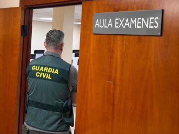 Una persona llega conduciendo a su examen de recuperaci&oacute;n del carn&eacute; de conducir