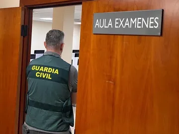 Una persona llega conduciendo a su examen de recuperación del carné de conducir Una persona llega conduciendo a su examen de recuperación del carné de conducir