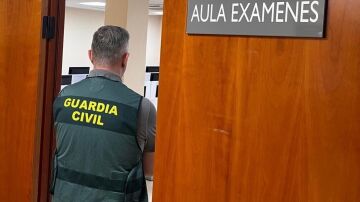 Una persona llega conduciendo a su examen de recuperaci&oacute;n del carn&eacute; de conducir