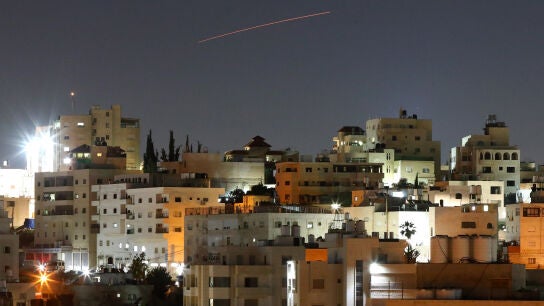 Misiles lanzados desde Ir&aacute;n hacia Israel, vistos en el cielo de Hebr&oacute;n (Cisjordania)
