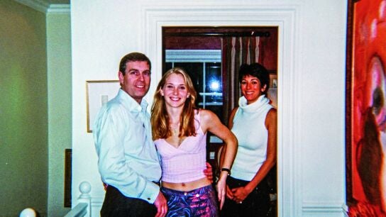 Virginia Roberts Giuffre, con el Pr&iacute;ncipe Andr&eacute;s y Ghislaine Maxwell
