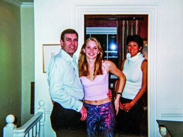 Virginia Roberts Giuffre, con el Pr&iacute;ncipe Andr&eacute;s y Ghislaine Maxwell