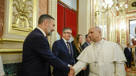El líder de Vox, Santiago Abascal, saluda al papa León XIV en el Congreso de los Diputados El líder de Vox, Santiago Abascal, saluda al papa León XIV en el Congreso de los Diputados