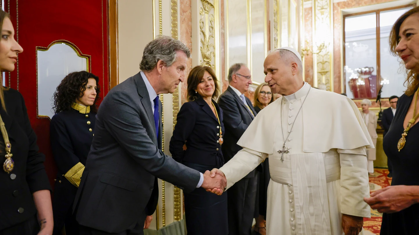 El líder del Partido Popular, Alberto Núñez Feijóo (i), saluda al papa León XIV (d) durante su visita al Congreso de los Diputados El líder del Partido Popular, Alberto Núñez Feijóo (i), saluda al papa León XIV (d) durante su visita al Congreso de los Diputados
