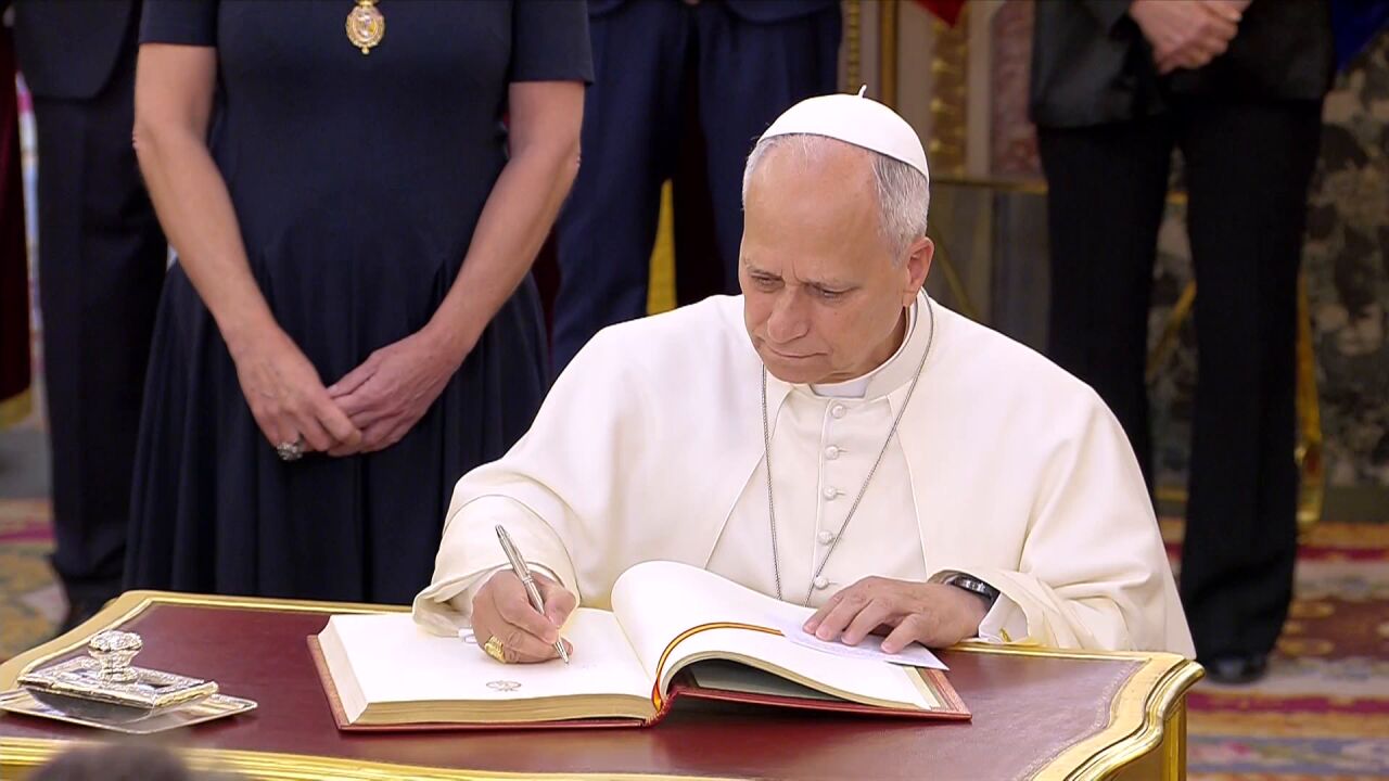 El papa León XIV firma en el libro de honor del Congreso: "Que los derechos  de todos estén siempre en el ejercicio de la actividad legislativa"
