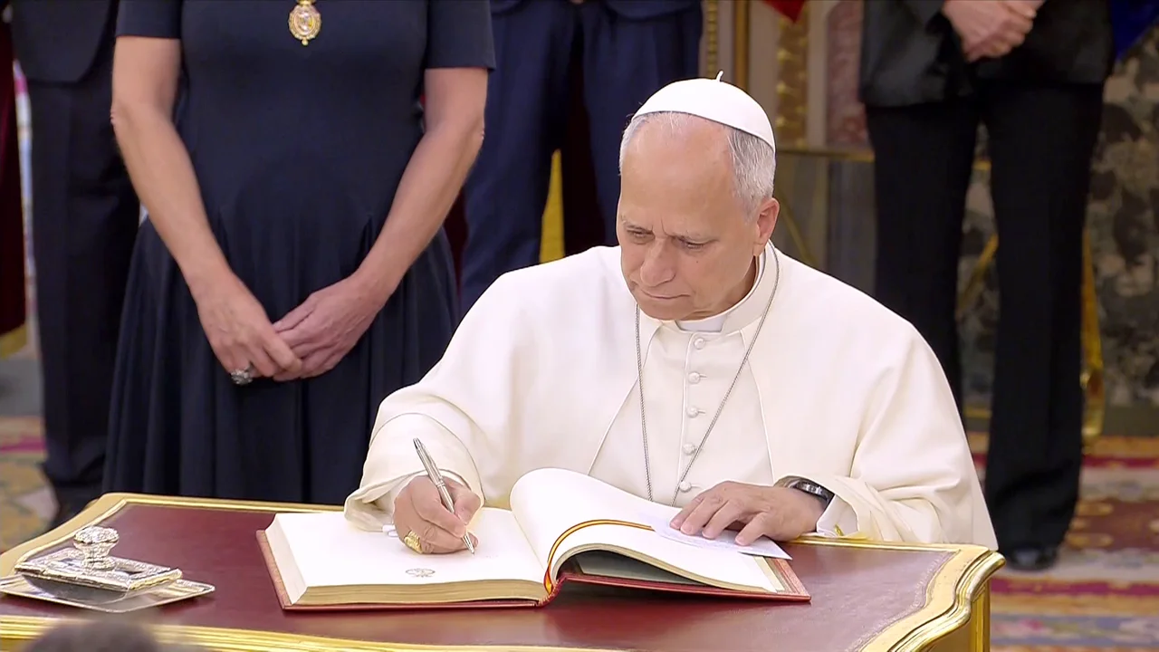 El papa León XIV firma en el libro de honor del Congreso: "Que los derechos de todos estén siempre en el ejercicio de la actividad legislativa"