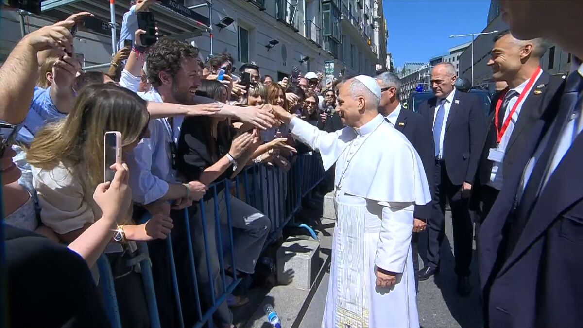 El papa León XIV rompe el protocolo y se acerca a saludar a 