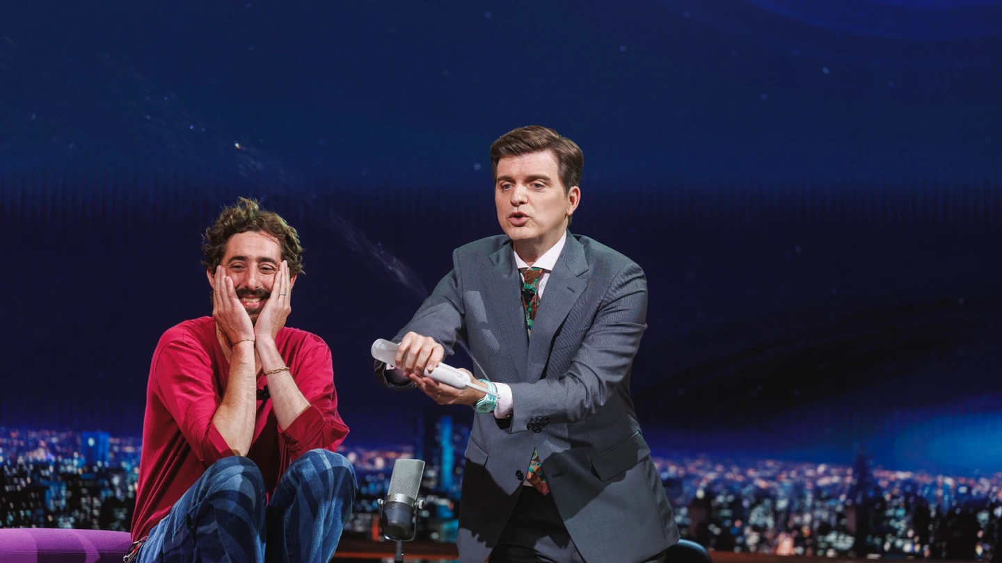 El divertido regalo de Marc Giró a Enric Auquer por su pasión por los bidés: "¿Quién no va a querer un culito limpio?" El divertido regalo de Marc Giró a Enric Auquer por su pasión por los bidés: "¿Quién no va a querer un culito limpio?"