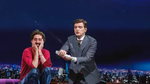 El divertido regalo de Marc Giró a Enric Auquer por su pasión por los bidés: "¿Quién no va a querer un culito limpio?" El divertido regalo de Marc Giró a Enric Auquer por su pasión por los bidés: "¿Quién no va a querer un culito limpio?"