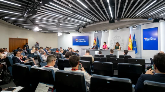 La ministra de Inclusión, Seguridad Social y Migraciones y portavoz del Gobierno, Elma Saiz, el ministro de Transportes y Movilidad Sostenible, Óscar Puente, y la ministra de Sanidad, Mónica García, durante la rueda de prensa posterior al Consejo de Ministros, en el Palacio de la Moncloa, a 9 de junio de 2026, en Madrid (España). La ministra de Inclusión, Seguridad Social y Migraciones y portavoz del Gobierno, Elma Saiz, el ministro de Transportes y Movilidad Sostenible, Óscar Puente, y la ministra de Sanidad, Mónica García, durante la rueda de prensa posterior al Consejo de Ministros, en el Palacio de la Moncloa, a 9 de junio de 2026, en Madrid (España).