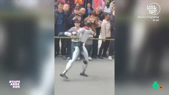 Dani Mateo, tras ver el bofetón que le da un robot a un niño: "El pobre tenía clarísimo que iba a por él" La máquina está dando vueltas sobre sí misma cuando, al acercarse a la zona en la que está el público, termina dándole un golpe tremendo a un niño, que se toca la cara ante el bofetón.