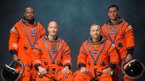 Fotograf&iacute;a cedida por la NASA de los integrantes de la tripulaci&oacute;n de la misi&oacute;n Artemis III, de izquierda a derecha, Andre Douglas, Luca Parmitano, Randy Bresnik, y Frank Rubio.