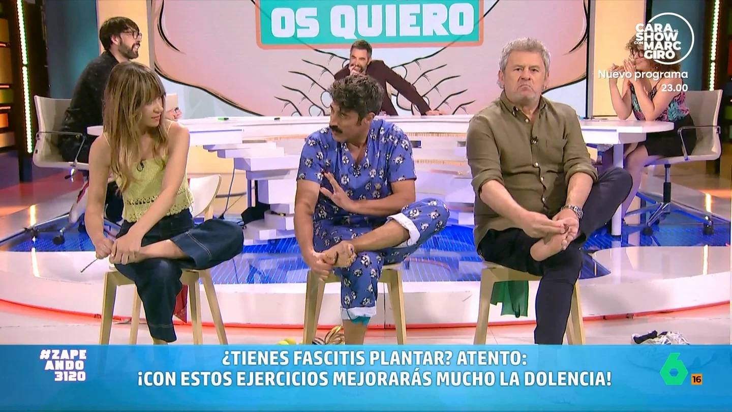 Los ejercicios del fisio Víctor Hernán para mejorar la fascitis plantar, en vídeo: solo necesitas una cuchara, toalla y bandas elásticas El fisio Víctor Hernán, junto a María Gómez y Miki Nadal, realizan varios ejercicios que cualquiera puede hacer en casa para mejorar la fascitis plantar. Para realizarlos solo hace falta una toalla, una cuchara y unas bandas elásticas.
