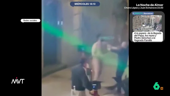 Desnudo y sin control: un hombre agrede a otro en Barcelona y después se autolesiona contra una pared El hombre no fue denunciado por la agresión. Además, se desconoce si se encontraba bajo los efectos de alguna sustancia o si sufrió un episodio psicótico.