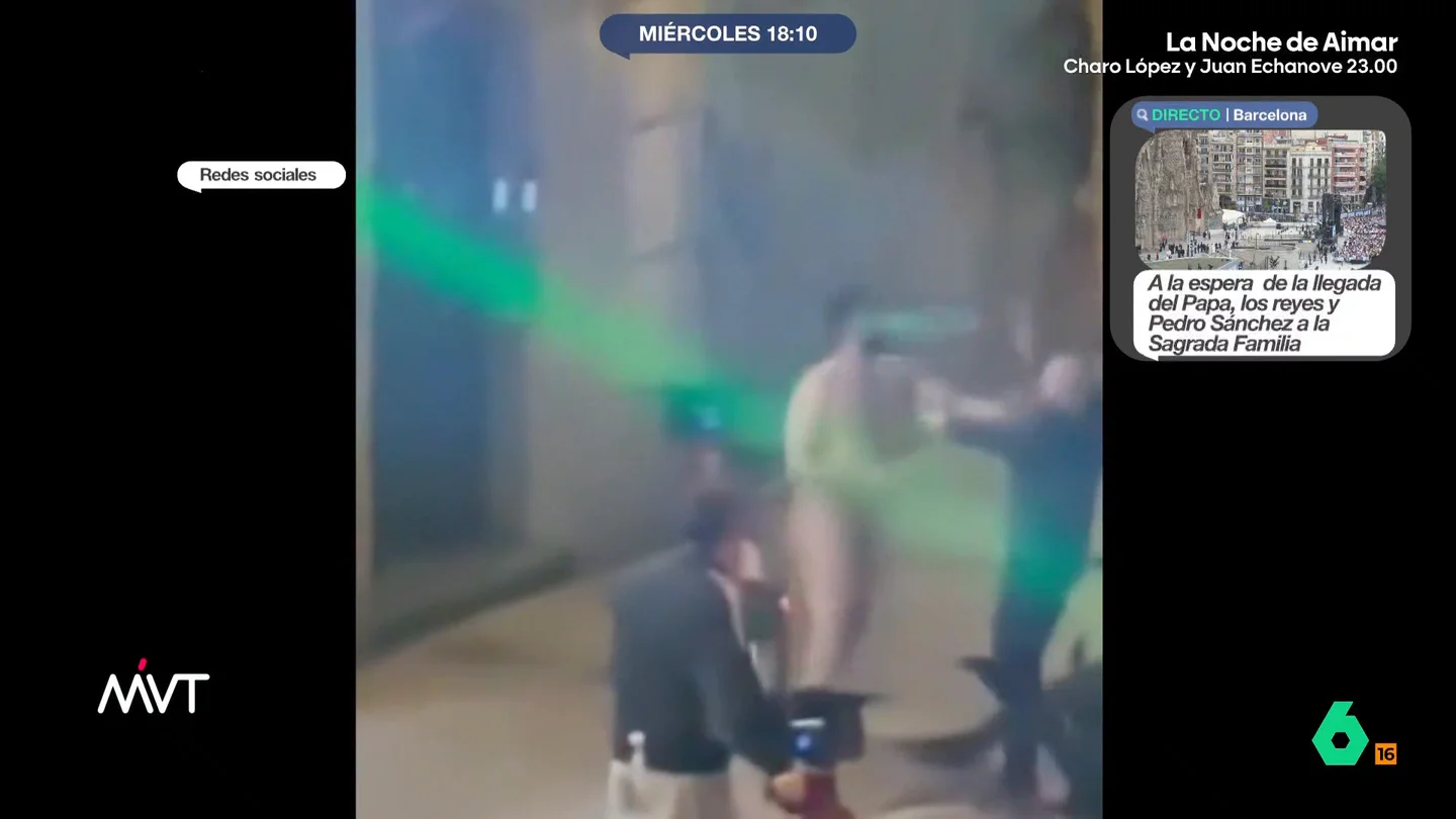 Desnudo y sin control: un hombre agrede a otro en Barcelona y después se autolesiona contra una pared El hombre no fue denunciado por la agresión. Además, se desconoce si se encontraba bajo los efectos de alguna sustancia o si sufrió un episodio psicótico.