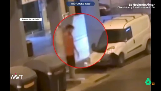 Un hombre se dedica a vandalizar coches en Córdoba: ya le conocen como 'el retrovisores' El hombre rompe a golpes los retrovisores de los vehículos sin motivo aparente. Un vecino de la zona afirma que se llevó a cabo un juicio rápido por estos hechos, pero que el vándalo ya está en la calle.