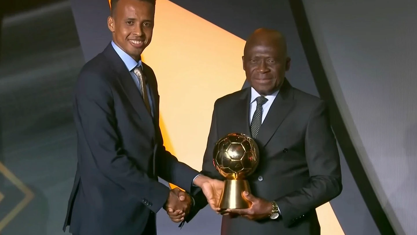 El árbitro somalí Omar Abdulkadir Artan cuando recogió el premio al árbitro masculino del año 2025 por la Confederación Africana de Fútbol El árbitro somalí Omar Abdulkadir Artan cuando recogió el premio al árbitro masculino del año 2025 por la Confederación Africana de Fútbol