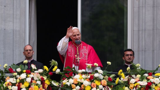El papa Le&oacute;n XIV saluda a los fieles desde un balc&oacute;n de la Abad&iacute;a de Nuestra Se&ntilde;ora de Montserrat