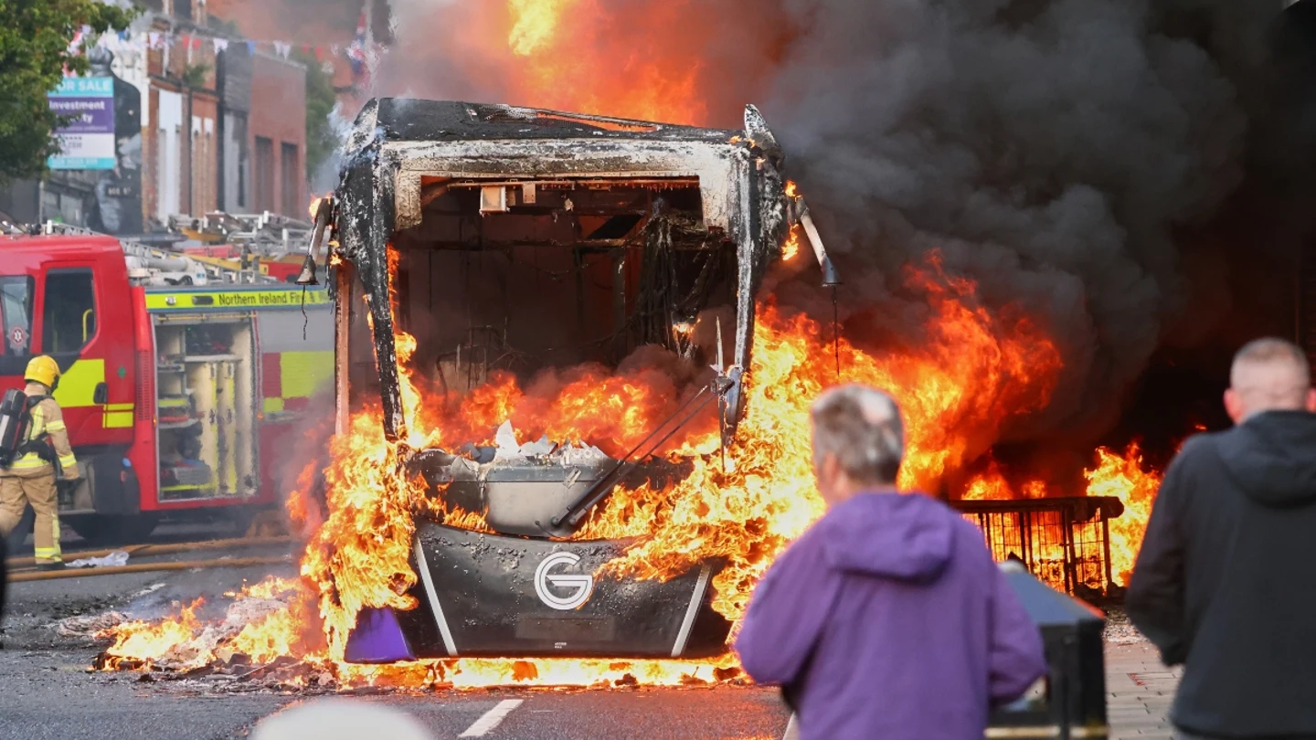Vehículo incendiado en Belfast Vehículo incendiado en Belfast